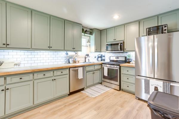 На фото показан объект Pet-Friendly Alabama Retreat with Deck and Patio!, расположенный в городе Moody.