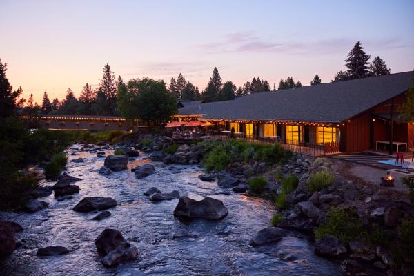Na zdjęciu widoczny jest obiekt Riverhouse Lodge położony w mieście Bend.