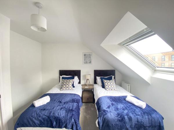 Birmingham Modern Town-house Great For Contractor Groups & Weekends Gated Private Parking With En-suite Shower Room