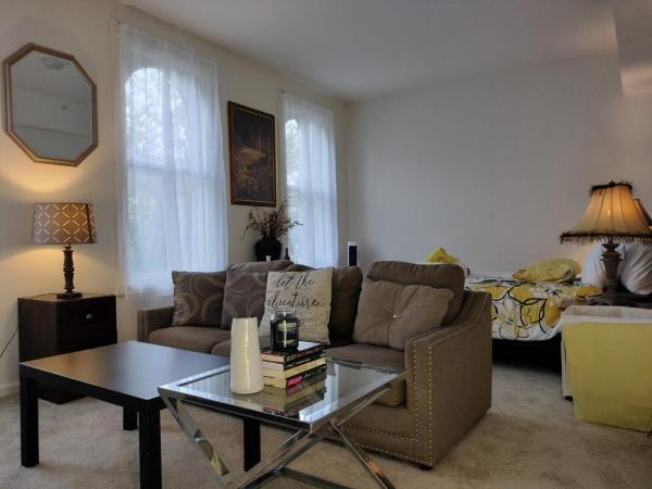 Nella foto è visibile l'oggetto Gorgeous ,stylish and Beautiful Luxury Apartment with stuning Downtown View.Featuring American and French style situato nella città di Frederick.