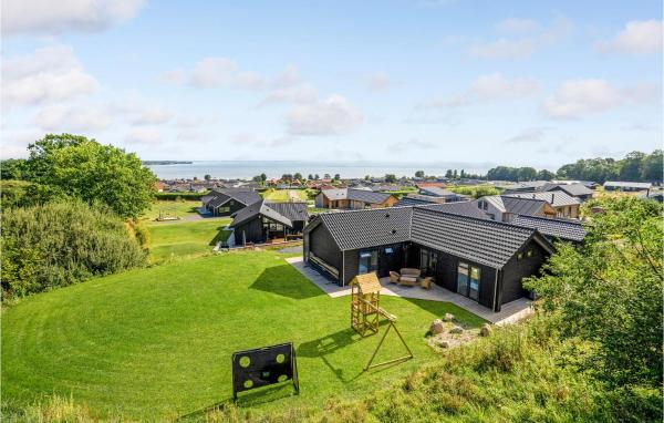 A la foto es mostra l'objecte Gorgeous Home In Sjølund With Kitchen situat a la ciutat de Sjølund.
