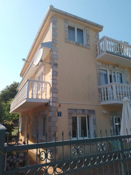 På billedet ses objektet Krasici Sunhouse beliggende i byen Tivat.
