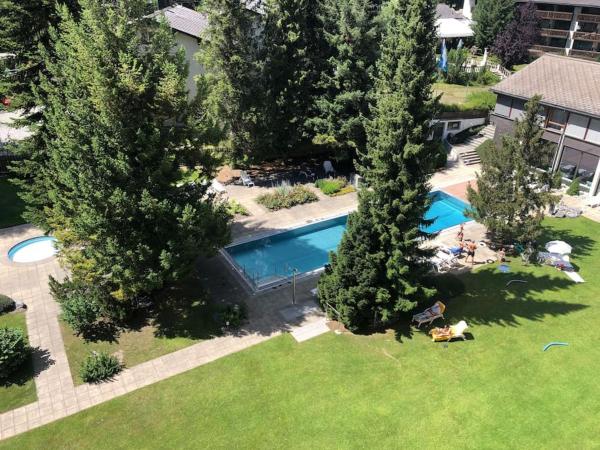 A la foto es mostra l'objecte Laax with indoor and outside pool, sauna, 200 Meter to Ski lift , Fitnessroom, Tennis Place, Joyroom, Parkstadion Reserve situat a la ciutat de Laax.