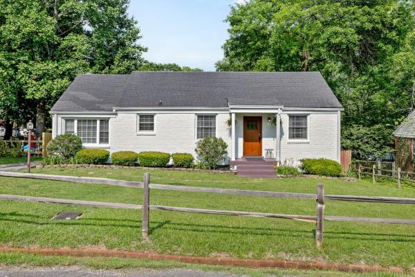 Inglewood East Nashville Home - Large Yard & Private Deck - Free Parking - Hendersonville, TN