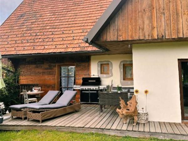The photo shows the Chalet Steirisch Ursprung by Interhome located in the city of Brodersdorf.