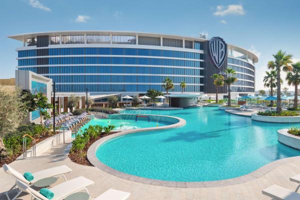 På billedet ses objektet The WB Abu Dhabi, Curio Collection By Hilton beliggende i byen Abu Dhabi.