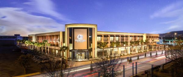 A la foto es mostra l'objecte DoubleTree By Hilton Izmir Airport situat a la ciutat de Esmirna.