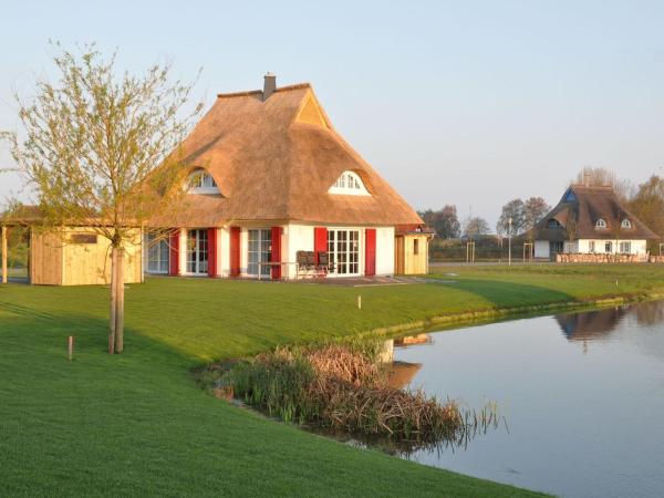 Na zdjęciu widoczny jest obiekt Reetdachhaus am Bodden mit Sauna położony w mieście Fuhlendorf.