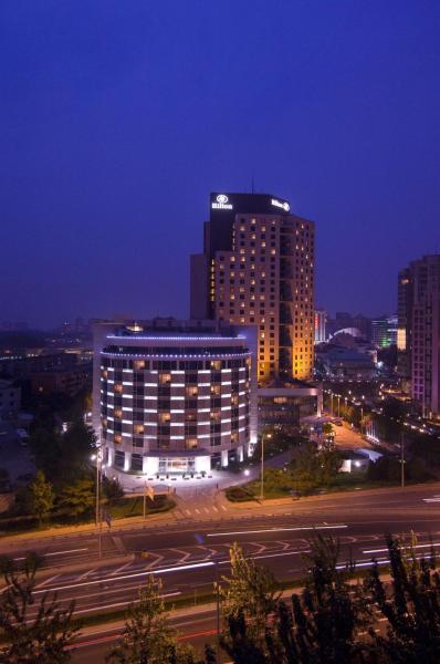 A la foto es mostra l'objecte Hilton Beijing situat a la ciutat de Pequín.