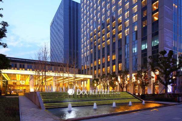 Na zdjęciu widoczny jest obiekt DoubleTree by Hilton Hangzhou East położony w mieście Hangzhou.