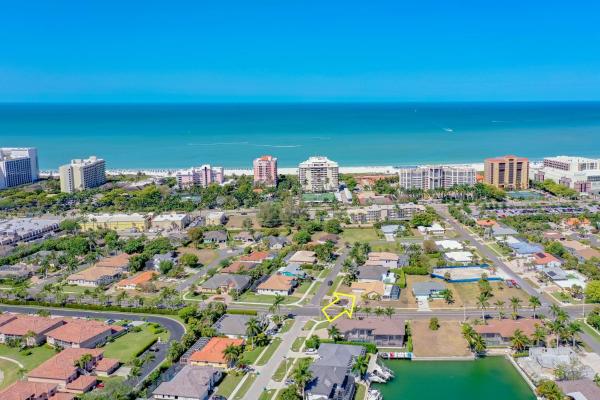House With Beach Access Point Just Around The Corner - Marco Island, FL