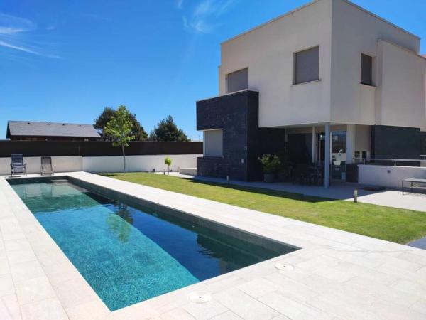 Auf dem Foto ist das Objekt Villa Oasis en Madrid con 3Hab, 4baños y elegante piscina in der Stadt Villanueva del Pardillo zu sehen.