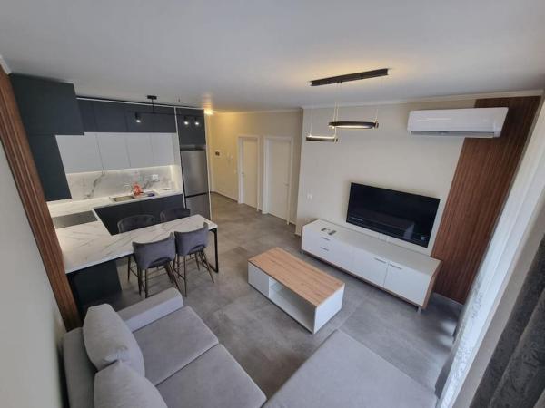 照片显示了位于(( Stan i Ri ))市的H&E Sea view 2-Bedroom Apt Qerret物件。