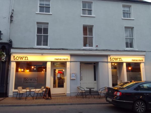 Kuvassa näkyy kohde Keeles Townhouse, joka sijaitsee kaupungissa Kinnitty.