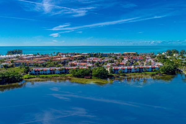 A la foto es mostra l'objecte Anna Maria Island Runaway Tropical Dream-One Minute Walk To The Beach-Heated Pool situat a la ciutat de Bradenton Beach.
