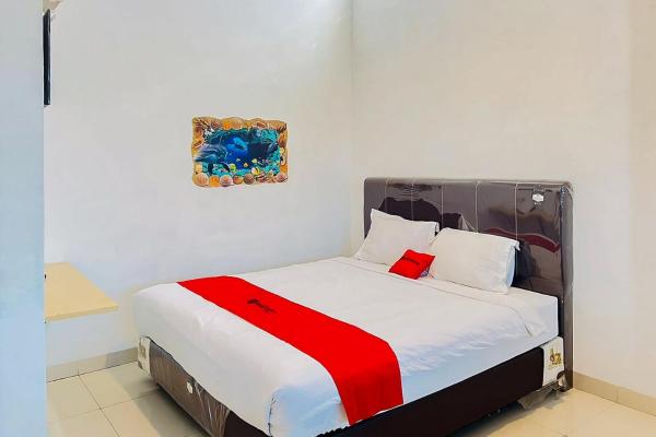Na fotografii je vidět objekt RedDoorz At Damai Guest House Kabanjahe nacházející se ve městě Pertibi.