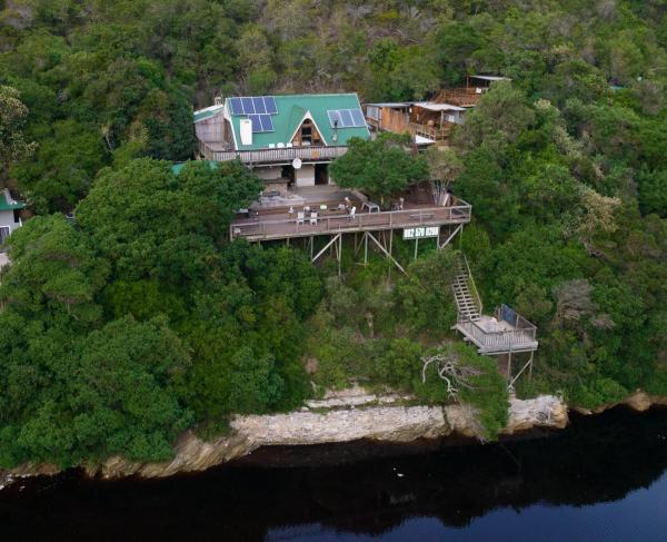 Nella foto è visibile l'oggetto Kaaimans River Deckhouse situato nella città di Wilderness.