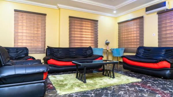 На фото показан объект Impeccable 2-Bed Apartment in Accra, расположенный в городе Kpomkpo.