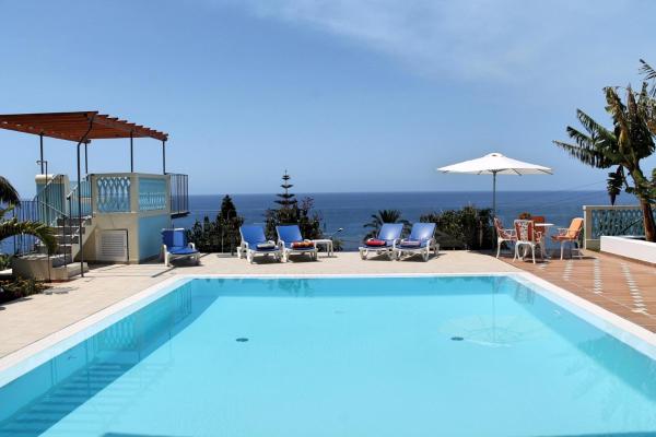 Nella foto è visibile l'oggetto Beautiful Calheta Villa Villa Do Mar Iii 3 Bedrooms Infinity Pool & Stunning Views situato nella città di Arco da Calheta.