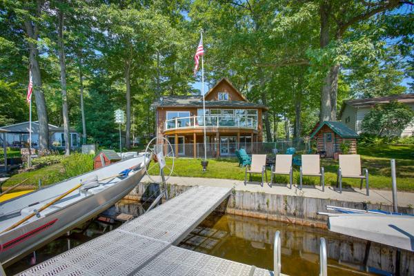 A la foto es mostra l'objecte Lakefront Cadillac Retreat with Sauna and Boating! situat a la ciutat de Harrietta.