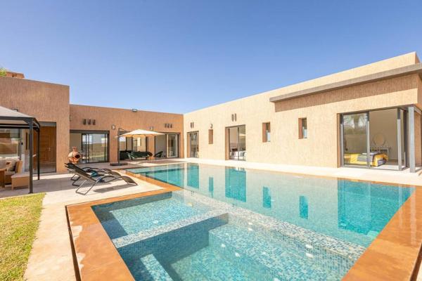 写真にはNajem市にあるVilla Sanna, élégante avec piscine Chauffée, jeuxが写っています。