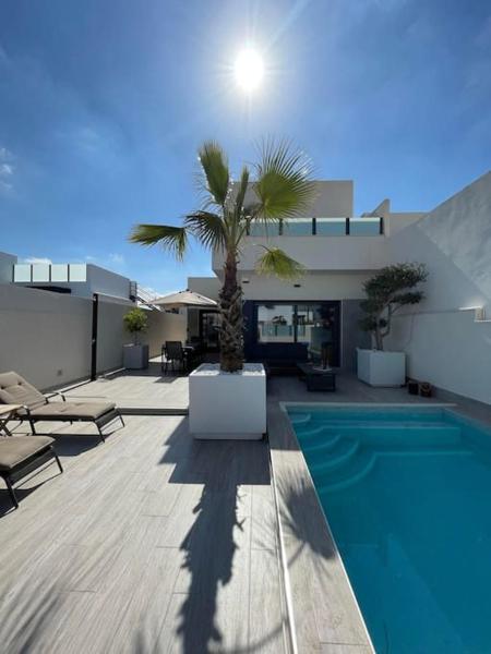 Na zdjęciu widoczny jest obiekt Villa Casa Maria aan de Costa Blanca met privé zwembad położony w mieście Daya Nueva.