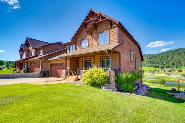 Nella foto è visibile l'oggetto Hot Tub and Golf Course Views Luxe Sturgis Home! situato nella città di Crook City.