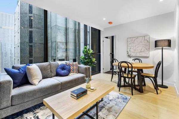 Slate Skies at Palladium - Urban Lifestyle with Pool, Мельбурн