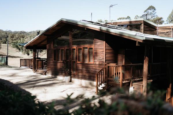 The photo shows the Bellingdale Farm located in the city of Clothiers Creek.