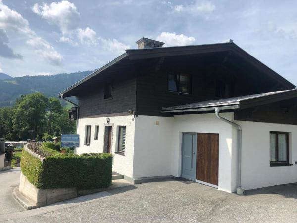 The photo shows the Huis Fitaniki located in the city of Leogang.