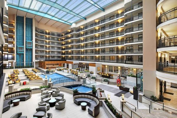 På bilden syns objektet Embassy Suites by Hilton Anaheim North som ligger i staden Anaheim.