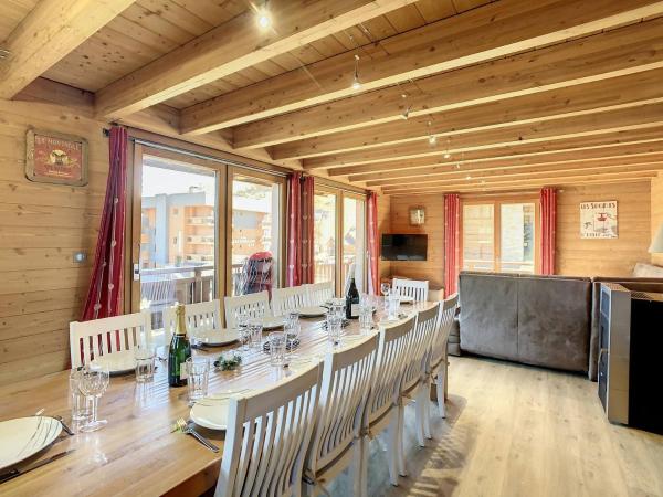 Na zdjęciu widoczny jest obiekt Chalet duplex 150 m², 12 pers, 6 ch, sauna, terrasse, à 50m des pistes - Fontcouverte-la-Toussuire - FR-1-416-23 położony w mieście La Toussuire.