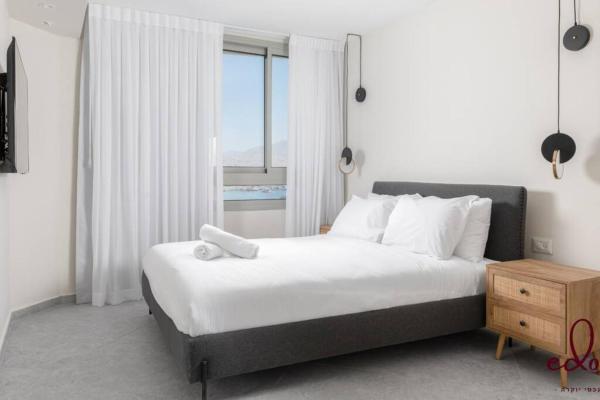 Photo 4 : סוויטת View חדר שינה וסלון במתחם סי סייד