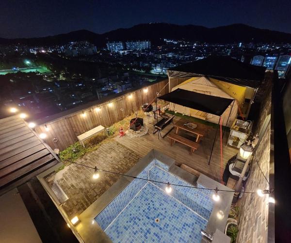 A la foto es mostra l'objecte Hotel 498 situat a la ciutat de Incheon.