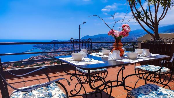 A la foto es mostra l'objecte Casa Gina, with views to Funchal Bay situat a la ciutat de Funchal.