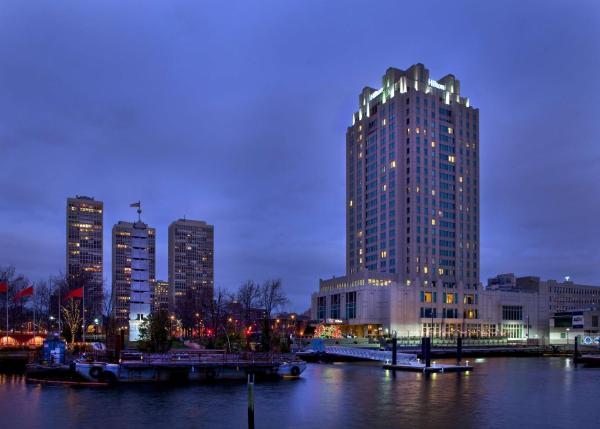 Na fotografii je vidět objekt Hilton Philadelphia at Penn's Landing nacházející se ve městě Camden.