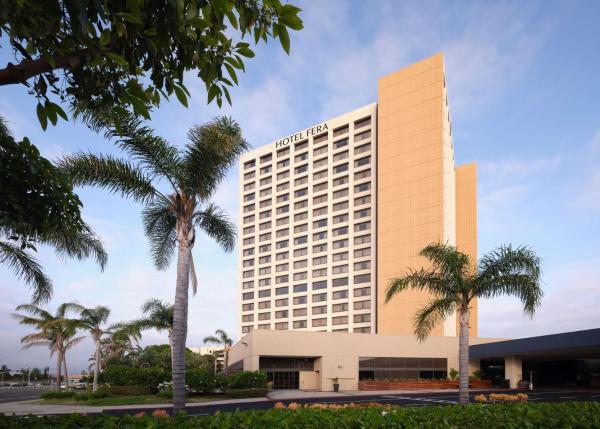På bilden syns objektet Hotel Fera Anaheim, a DoubleTree by Hilton Hotel som ligger i staden Anaheim.