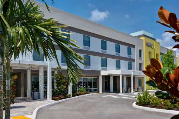 Na fotografii je vidět objekt Home2 Suites By Hilton Naples I-75 Pine Ridge Road nacházející se ve městě Naples.