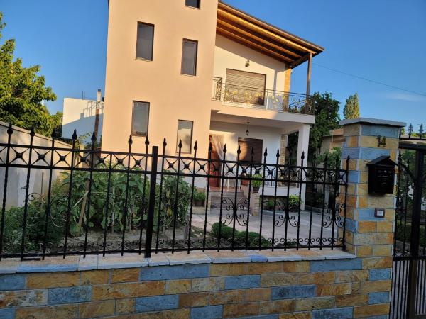 A la foto es mostra l'objecte Villa Baka 14 situat a la ciutat de Durrës.