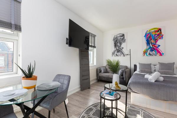 Studio Apt, 8 Min Walk From Tube 3, Londra