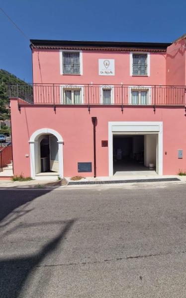A la foto es mostra l'objecte Residence Mirella situat a la ciutat de Acquafredda.