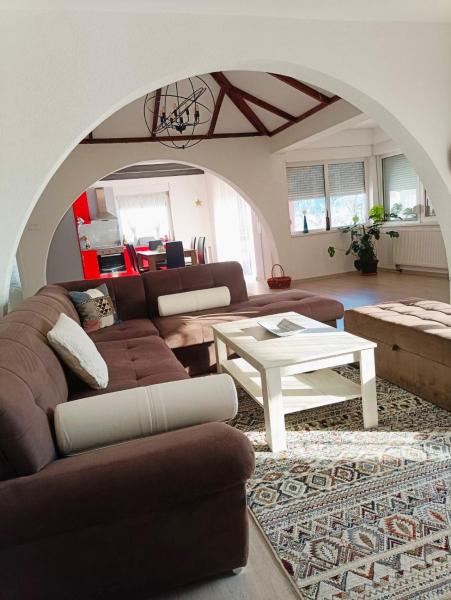 A la foto es mostra l'objecte Poseidon House situat a la ciutat de Mostar.