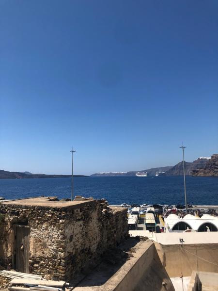 Na fotografii je vidět objekt GINGER Amazing View Volkano , Oia, Fira and Caldera nacházející se ve městě Órmos Athiniós.