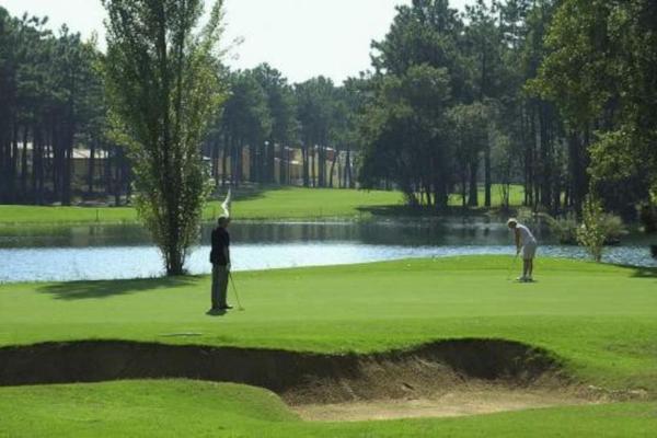 Na fotografii je vidět objekt Aroeira Golf nacházející se ve městě Charneca.