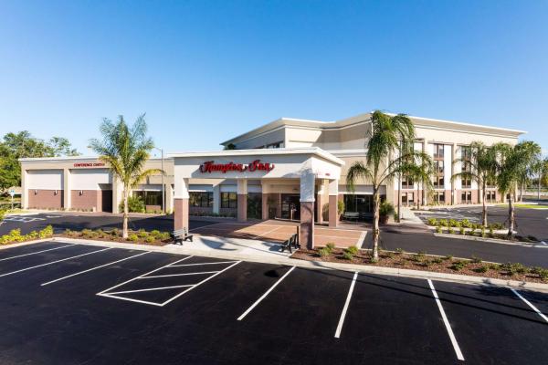 Na fotografii je vidět objekt Hampton Inn Daytona Speedway-Airport nacházející se ve městě Daytona Beach.