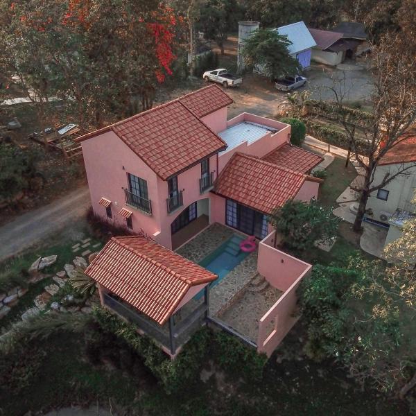 A la foto es mostra l'objecte Pink Villa by Tubtao Sleepy Hill situat a la ciutat de Pong Talong.