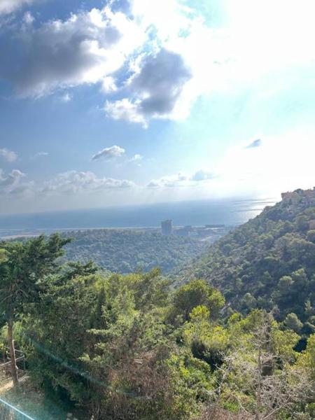 A la foto es mostra l'objecte Simply with love-haifa situat a la ciutat de HaKarmel.