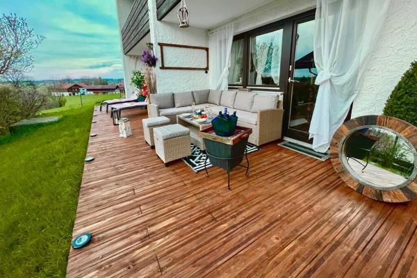The photo shows the Terrassenwohnung Bibi am Chiemsee located in the city of Holzhausen.