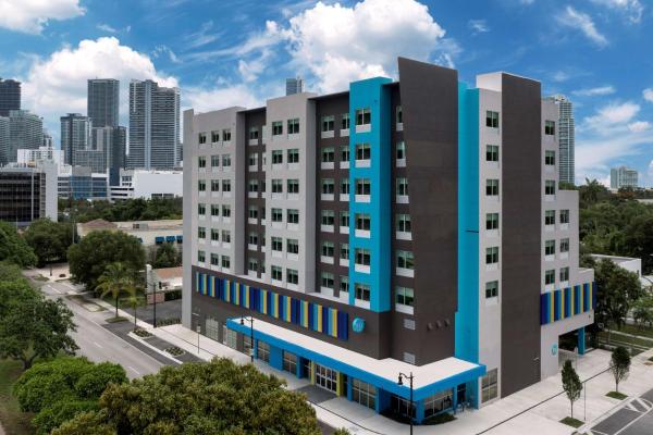 Na fotografii je vidět objekt Tru By Hilton Miami West Brickell nacházející se ve městě Miami.