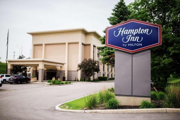 Na fotografii je vidět objekt Hampton Inn Milwaukee Northwest nacházející se ve městě Menomonee Falls.